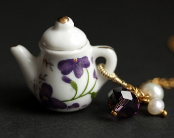 Collier théière fleur violette. Collier théière en porcelaine. Collier à breloques perles et cristaux violets. Collier violet. Bijoux faits main.