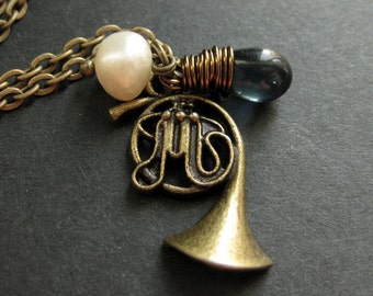 Collier instrument de musique. Collier cor d'harmonie avec larme bleu foncé et perle. Bijoux faits main.