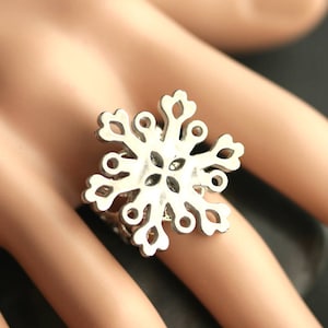 Silver Snowflake Holiday Ring. Snowflake Ring. Winter Ring. Snow Flake Ring. Silver Adjustable Ring. Christmas Jewelry. Handmade Jewelry.