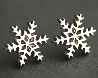 Orecchini a forma di fiocco di neve in argento. Orecchini a forma di neve. Orecchini invernali. Orecchini a bottone in argento. Orecchini a forma di fiocco di neve. Gioielli invernali. Gioielli fatti a mano.