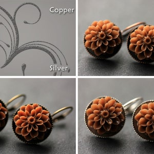 Puede incluir: Un par de pendientes con un dise&ntilde;o de flor. Los pendientes est&aacute;n disponibles en tres acabados: cobre, bronce y plata. Las flores son de color marr&oacute;n claro.