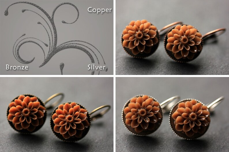 Puede incluir: Un par de pendientes con un dise&ntilde;o de flor. Los pendientes est&aacute;n disponibles en tres acabados: cobre, bronce y plata. Las flores son de color marr&oacute;n claro.