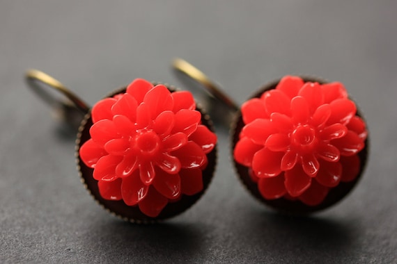 赤いダリアの花のイヤリング。フレンチフックイヤリング。赤い花の 
