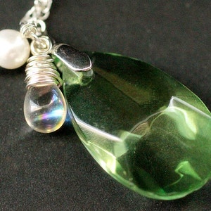 Spring Green Crystal Necklace. Green Teardrop Necklace with Clear Teardrop and Fresh Water Pearl. Green Necklace. Handmade Jewelry.
