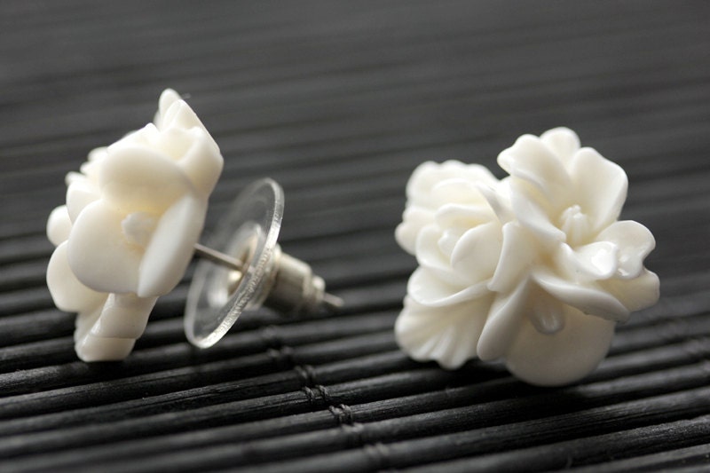 White Floral Cluster Earrings