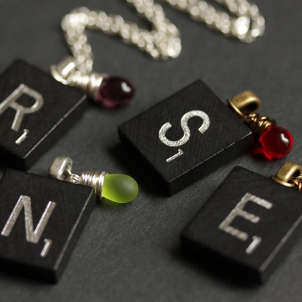 Collier lettre. Collier initial personnalisé. Collier tuile de scrabble noire avec larme de verre. Collier Scrabble. Bijoux faits main