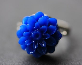 Anillo de flores de mamá azul cobalto. Anillo de crisantemo azul real. Anillo Flor Azul. Anillo ajustable. Joyería de flores hecha a mano.