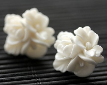 Creamy White Flower Cluster Earrings. Off White Flower Earrings. Silver Post Earrings. White Earrings. Stud Earrings. Flower Jewelry.