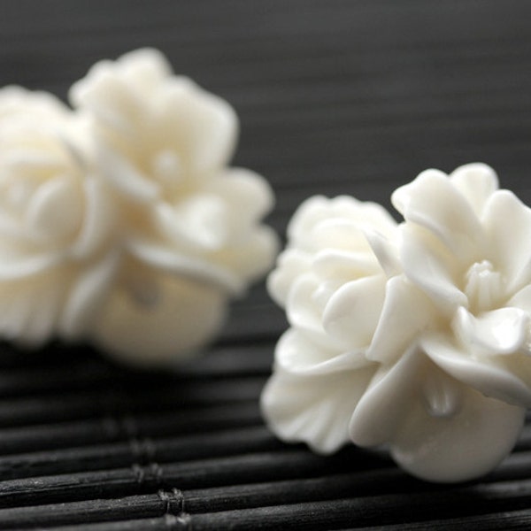 Creamy White Flower Cluster Earrings. Off White Flower Earrings. Silver Post Earrings. White Earrings. Stud Earrings. Flower Jewelry.