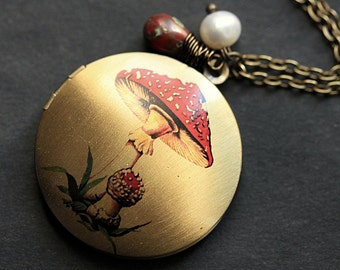 Collier de selles de crapaud. Collier médaillon champignon rouge. Collier champignons, collier en bronze avec larme rouge et perle d'eau douce. Bijoux faits main