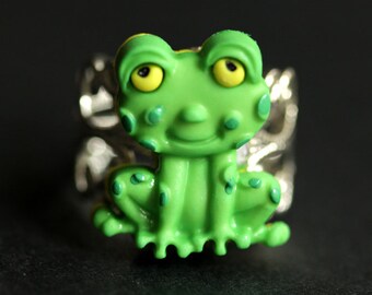 Froggy Eyeroll Ring. Green Frog Ring. Adjustable Ring. Toad Ring. Handmade Ring. Button Ring. Handmade Jewelry.