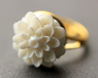 White Mum Flower Ring. White Chrysanthemum Ring. White Flower Ring. White Ring. Adjustable Ring. Handmade Flower Jewelry.