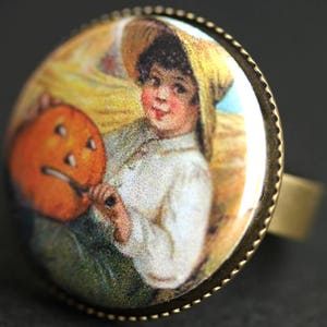かぼちゃの彫刻が施されたハロウィンリング。ヴィンテージポストカードボタンリング。ヴィンテージグラフィックリング。調節可能なリング。ブロンズリング。ハロウィンジュエリー。