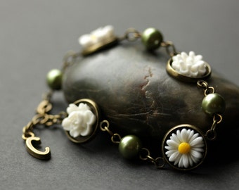 Green and White Flower Bracelet with Personalized Charm. White Flower and Olive Green Pearl Bracelet in Bronze. Handmade Bracelet.