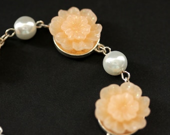 Peach Bracelet. Peach Flower Bracelet with Letter Charm. Pearl Bracelet. Personalized Bracelet. Flower Jewelry. Handmade Bracelet.