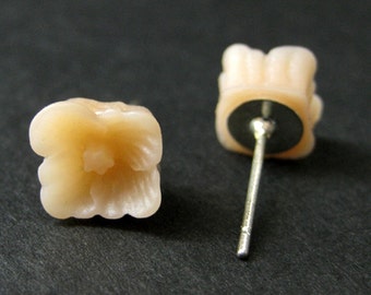 Peach Dogwood Flower Earrings. Peach Flower Earrings. Peach Earrings. Silver Post Earrings. Dogwood Blossom Earrings. Handmade Jewelry.