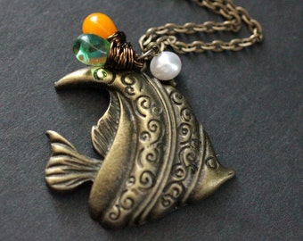 Tropische vis ketting. Bronzen visbedelketting met oranje en groene tranen en zoetwaterparel. Handgemaakte sieraden.