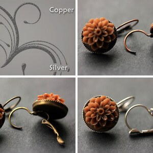 Puede incluir: Un conjunto de tres pares de pendientes con un dise&ntilde;o de flores. Los pendientes est&aacute;n hechos de cobre, bronce y plata. Las flores son de color naranja claro.
