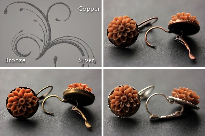Puede incluir: Un conjunto de tres pares de pendientes con un dise&ntilde;o de flores. Los pendientes est&aacute;n hechos de cobre, bronce y plata. Las flores son de color naranja claro.