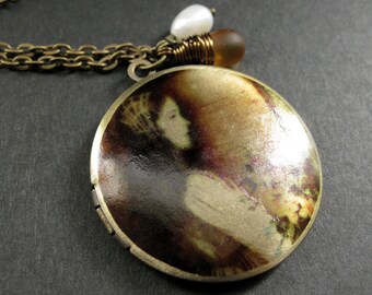 Medaillon Halskette. Romantische Bettelkette mit gefrostetem Honigtropfen und Süßwasserperle. Handmade Schmuck.