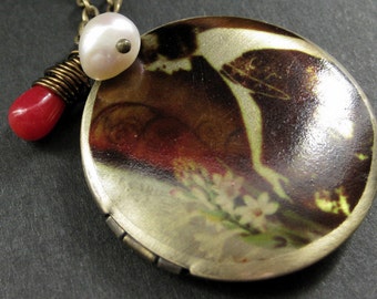 Jugendstil Medaillon Halskette. Bettelkette mit Tropfen aus roter Koralle und Süsswasserperle. Handmade Schmuck.
