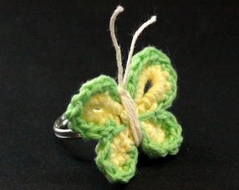 Gehäkelter Schmetterling Ring in Grün und Gelb. Silber Ring verstellbar. Handmade Schmuck.