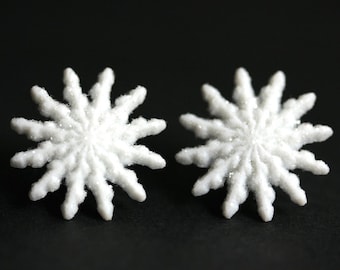 Sneeuwvlokoorbellen nr. 2 - Witte sneeuwoorbellen met zilveren oorbelruggen. Winteroorbellen. Handgemaakte sieraden.