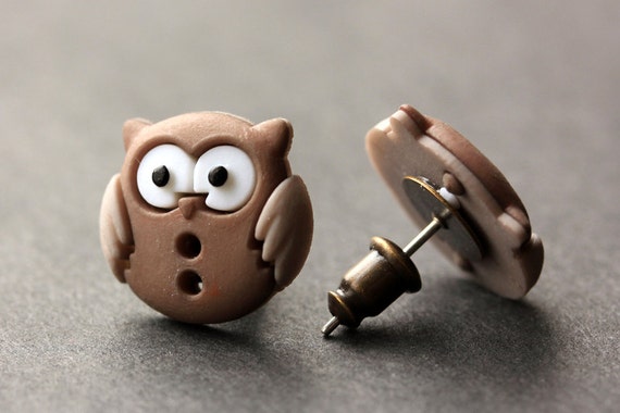 フクロウのイヤリング。ブラウンとトープのフクロウボタンイヤリング