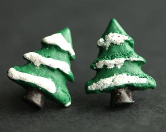 Pijnboom oorbellen. Besneeuwde bos oorbellen. Groene oorbellen. Sneeuw oorbellen. Winteroorbellen. Bronzen post oorbellen. Handgemaakte sieraden.