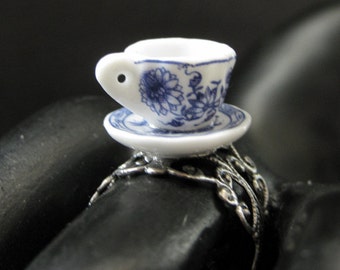 Blauwe China theekopring met blauwe bloemen. Zilveren filigraan verstelbare ring. Handgemaakte sieraden.