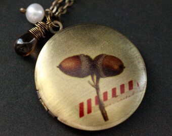 Eichel Halskette. Eichel Medaillon Halskette. Wald Halskette. Bronze Kette mit Glastropfen und Perle. Bronze-Medaillon.