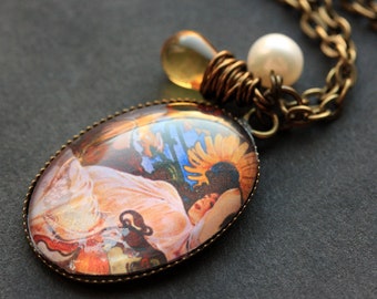 Sommer Halskette. Alphonse Mucha Anhänger mit Honigtropfen und Süsswasserperle. Oval Charm Halskette. Sonnenblume Schmuck