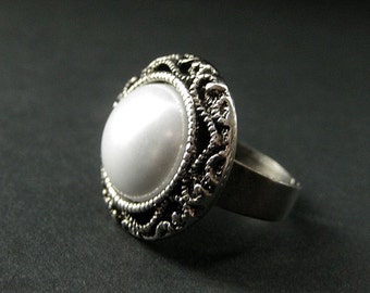 Zilveren knopenring met witte parel midden. Verstelbare parelring. Handgemaakte sieraden.