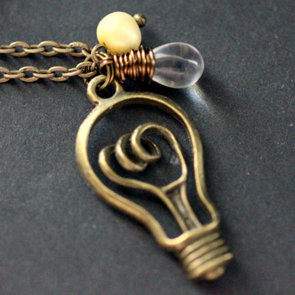 Collier à breloques ampoule. Collier Bright Idea avec larme en verre et perle jaune. Collier ampoule. Collier génie. Bijoux faits main