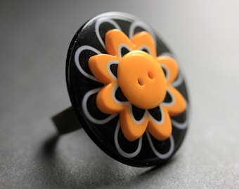 黒と黄色の花のリング。デイジーのリング。黄色と黒の花のボタンリング。ブロンズの調節可能なリング。手作りのジュエリー。