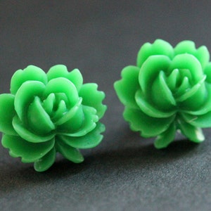Pendientes de flor de loto verde. Pendientes de loto verde. Pendientes de bronce con cierre. Pendientes verdes. Pendientes de botón. Joyería artesanal.