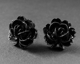 Boucles d'oreilles rose lotus en noir et clous d'oreilles en argent. Bijoux floraux. Bijoux faits main.