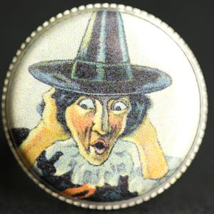不気味な魔女の指輪。ハロウィンの指輪。巡礼者の指輪。ヴィンテージのポストカードグラフィックボタンリング。シルバーリング。調節可能なリング。ハロウィンジュエリー。