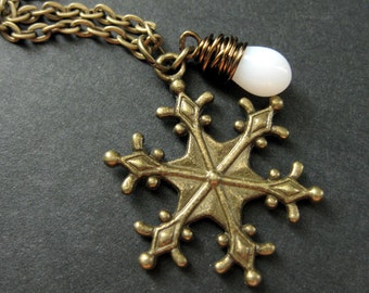 Collier flocon de neige en bronze. Collier flocon de neige et larme de corail blanc. Collier de corail. Bijoux faits main.