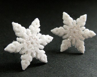 Sneeuwvlokoorbellen nr. 2 - Witte sneeuwoorbellen met zilveren oorbelruggen. Winteroorbellen. Handgemaakte sieraden.