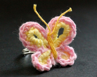 Gestrickter Schmetterling Ring in Zartes Rosa und Gelb. Gehäkelter Schmetterling. Silber Ring verstellbar. Handmade Schmuck.