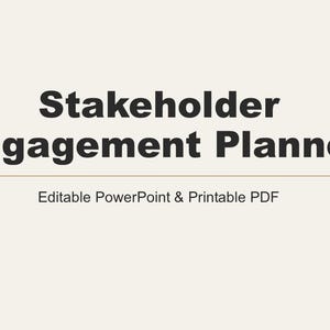 Puede incluir: Un producto digital titulado "Stakeholder Engagement Planner" se muestra sobre un fondo beige claro. El título está en negrita, texto gris oscuro, con una línea naranja fina debajo. Debajo del título, se lee "Editable PowerPoint & Printable PDF."