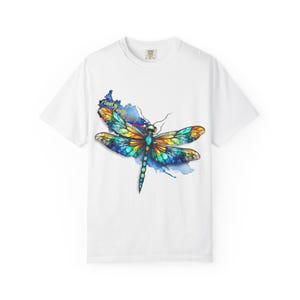 Camiseta de libélula acuarela / Camiseta de libélula vaporosa y ligeramente salvaje / Camiseta divertida de naturaleza / Camiseta caprichosa con diseño de insectos coloridos