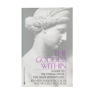 Może przedstawiać: Okładka książki z białym tłem i fioletowym tytułem "The Goddess Within: A Guide to the Eternal Myths That Shape Women's Lives" autorstwa Jennifer Barker Woolger i Rogera J. Woolgera. Okładka przedstawia czarno-białe zdjęcie głowy kobiety.