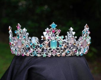 Coroa de princesa em tons pastel, rosa e azul, para presente de noiva, diadema com cristais redondos prateados na cor água.