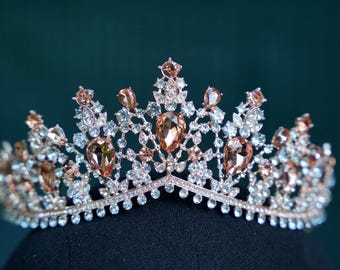 Tiara em tons de pêssego, dourada e prateada, ideal para noivas princesas.