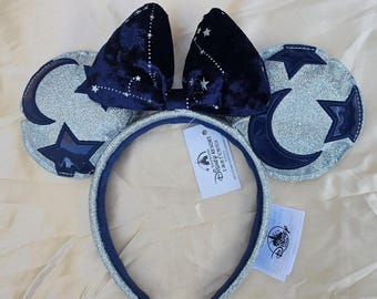 Tiara Fantasia com orelhas do Mickey, constelação, estrela, lua e feiticeira da Minnie.