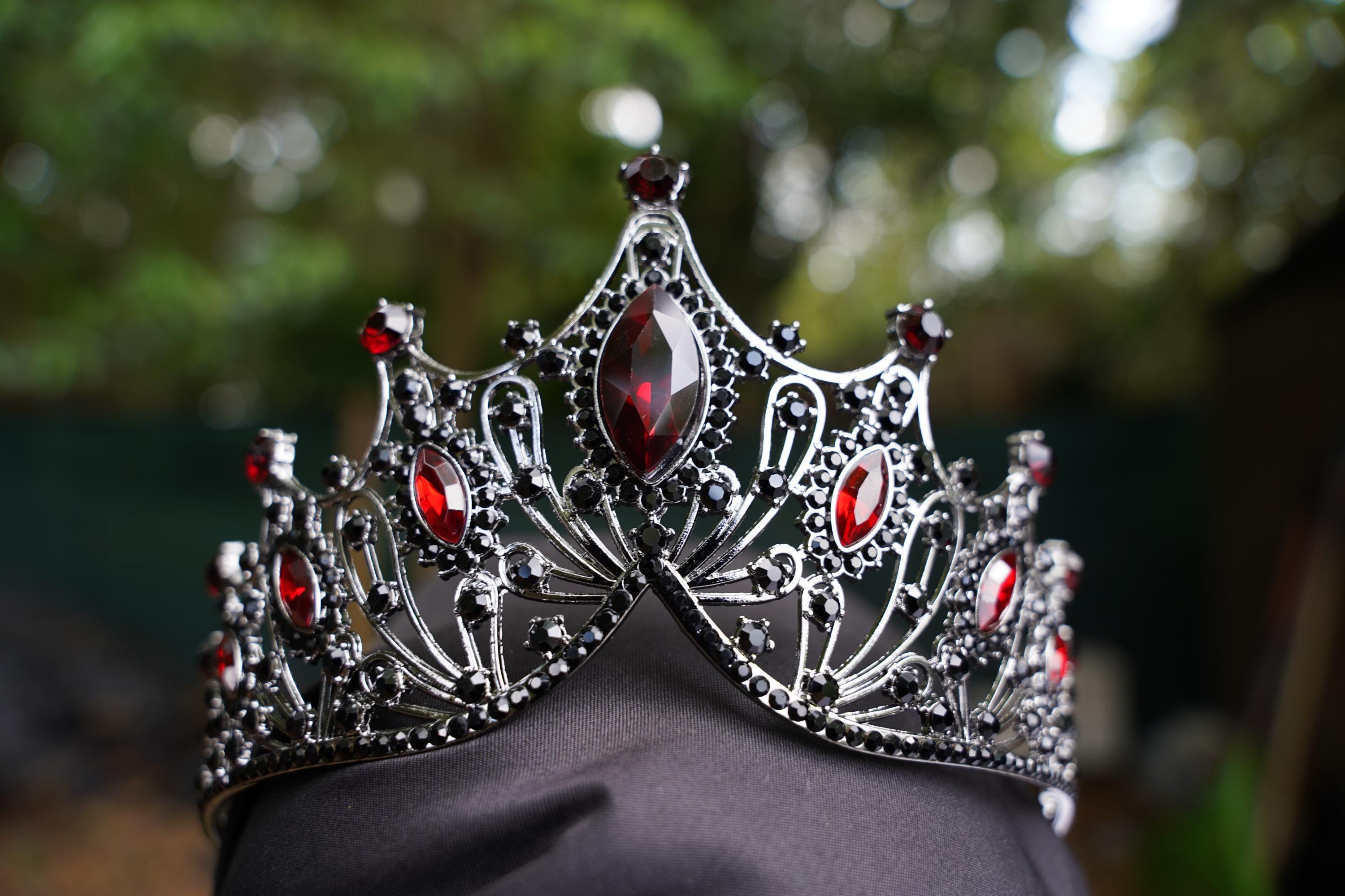 Black Red Tiara - Etsy display picture 1