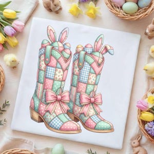 Peut inclure: Une paire de bottes de cowboy aux couleurs pastel sur le thème de Pâques. Les bottes sont décorées de motifs patchwork roses, bleus et verts, et présentent des oreilles de lapin et des nœuds. Les bottes sont posées sur un fond blanc.