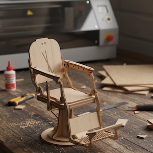 Peut inclure: Une miniature de fauteuil de barbier en bois clair, finement travaillé. Le fauteuil comprend des accoudoirs, un repose-pieds et un dossier détaillé avec des outils de barbier gravés. La scène comprend des outils et des matériaux, suggérant un projet de bricolage.